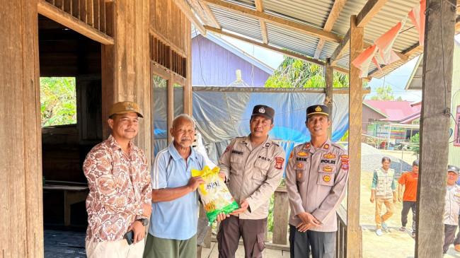 Wujud Kepedulian, Polsek Sangkulirang Bagikan 100 Sak Beras ke Warga Karangan