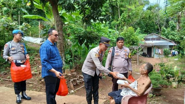 Polsek Telukbetung Utara Perkuat Kedekatan dengan Warga lewat Aksi Berbagi