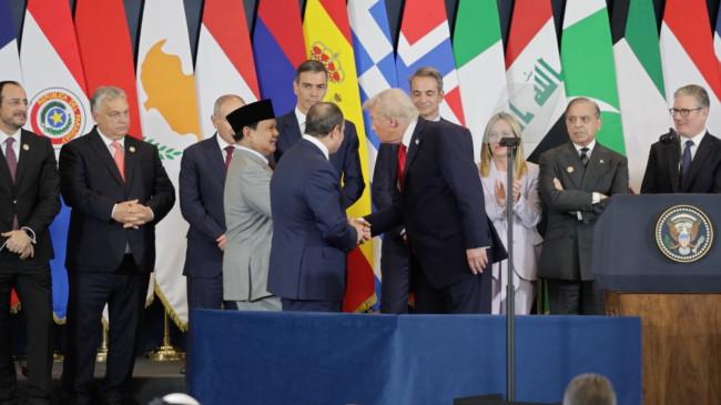 Pose Jempol Prabowo dan Trump Warnai Hangatnya Sesi Foto Pemimpin Dunia di KTT Gaza Peace 2025