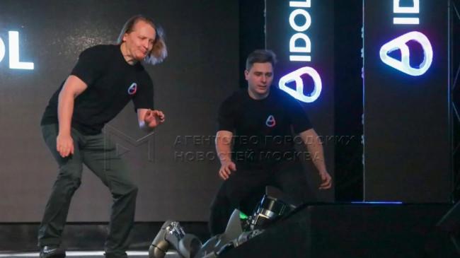 Berjalan Seperti Mabuk Lalu Ambruk, Robot Manusia Pertama Rusia Jatuh di Panggung Saat Debut 