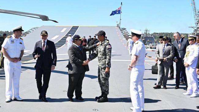 Prabowo Tinjau Kapal HMAS Canberra Bersama PM Australia Albanese, Sempat Selipkan Candaan Ringan