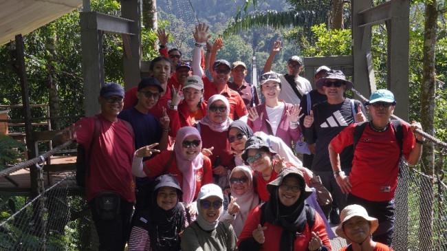 Jungle Tracking di Sukabumi Jadi Sarana Pererat Hubungan Antar Dosen Universitas Budi Luhur