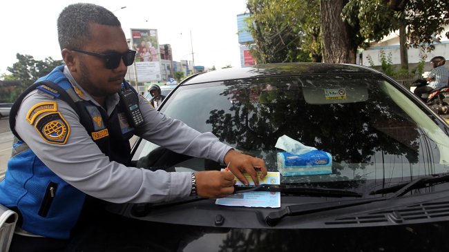 Baru 3 Bulan, Jukir Liar Kembali Beraksi Tarik Parkir Rp30 Ribu di Warung Nasi Bandung