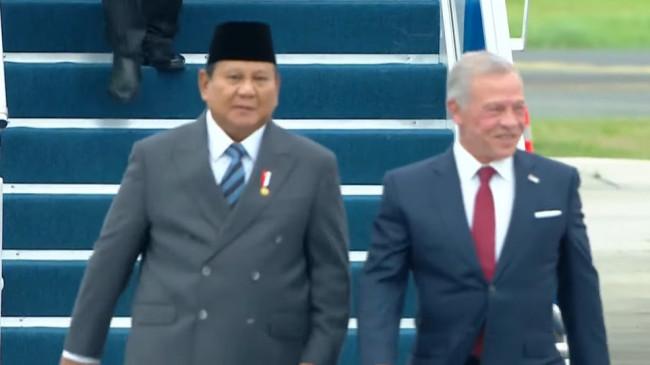 Presiden Prabowo Sambut Raja Yordania di Pangkalan Udara Halim, Beri Hormat dan Pelukan