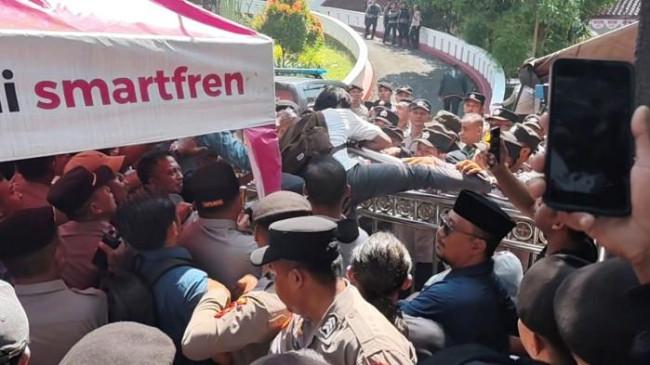 Sudewo Hadiri Rapat Pansus Hak Angket, Massa Pro Bupati Pati Diduga Aniaya Koordinator AMPB