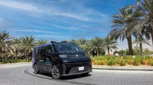 Taksi Otonom Robotaxi Resmi Beroperasi di Riyadh Arab Saudi