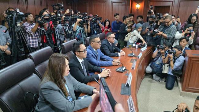 Penampilan Uya Kuya Hingga Nafa Urbach Saat Hadiri Sidang MKD DPR