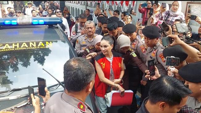 Momen Haru Nikita Mirzani Bertemu Anaknya sebelum Sidang Kasusnya dengan Reza Gladys Dimulai 