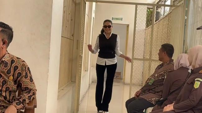 Aksi Nikita Mirzani Lenggak-lenggok bak Model di Ruang Tunggu Pengadilan Jelang Sidang Tuntutan