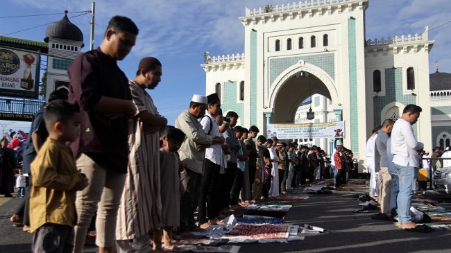 Hukum Memejamkan Mata saat Shalat, Boleh atau Tidak?