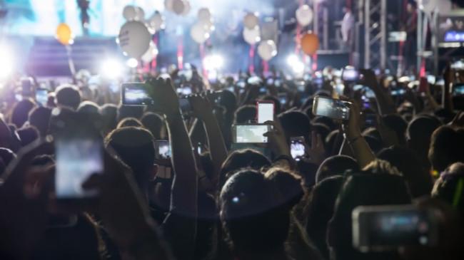 Galaxy Z Flip7 Bikin Konten Konser Makin Keren, Tanpa Ribet Tripod atau Noise!