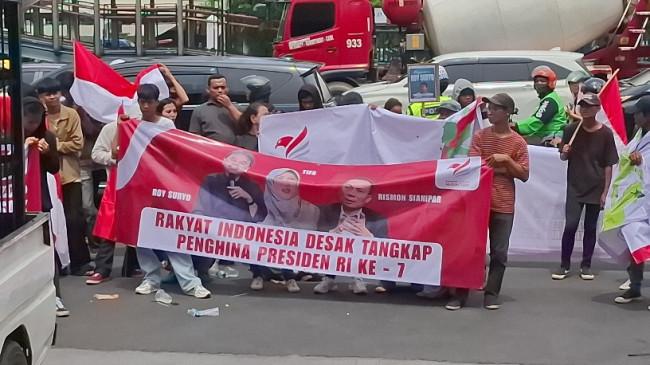Massa Pro dan Kontra Roy Suryo cs Tersangka Demo di Polda Metro Jaya, Ini Tuntutannya