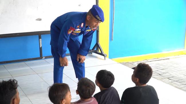 Aipda Bambang, Polisi Satpolairud Tegal yang Dedikasikan Waktu Luang untuk Mengajar Anak Pesisir