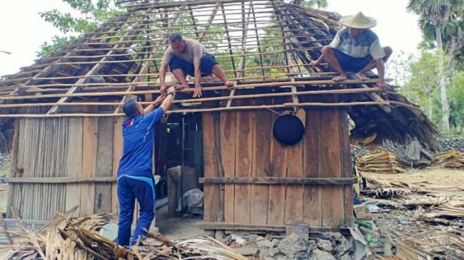 Aksi Humanis Kapolsek Lobalain: Turun Tangan Renovasi Rumah Warga Sanggaoen