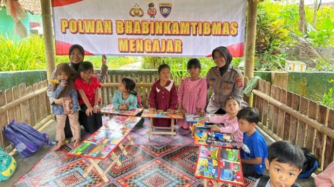 Polwan Polres Ciamis Jadi Garda Terdepan Pendidikan Lewat Program Bhabinkamtibmas Mengajar