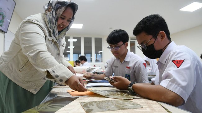 Kunci Jawaban LKS Bahasa Indonesia Kelas 11 SMA Halaman 21: Tema Paragraf