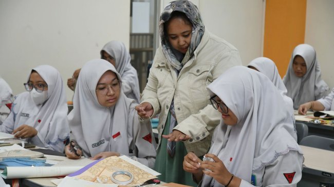 Kunci Jawaban LKS Bahasa Indonesia Kelas 11 SMA Halaman 46: Unsur-unsur Intrinsik Cerpen