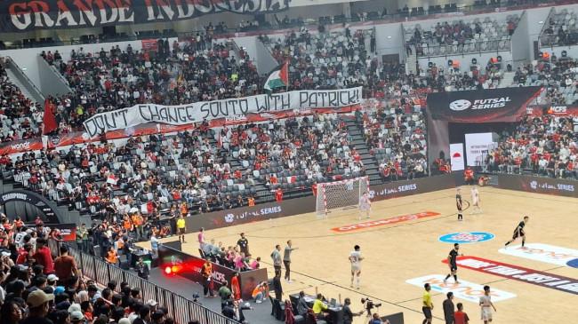 Ada Spanduk Menyindir Patrick Kluivert di Laga Timnas Futsal Indonesia, Hector Souto: Dia Idola Saya