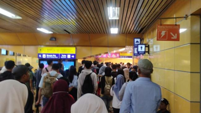 Lautan Manusia Serbu Monas Rayakan HUT ke-80 TNI, Stasiun Gondangdia Penuh Sesak