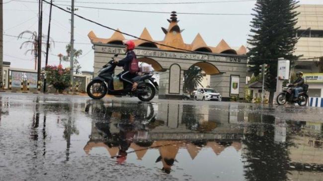 Prakiraan Cuaca Bandar Lampung Selasa 7 Oktober 2025: Hujan Petir pada Subuh hingga Pagi Hari