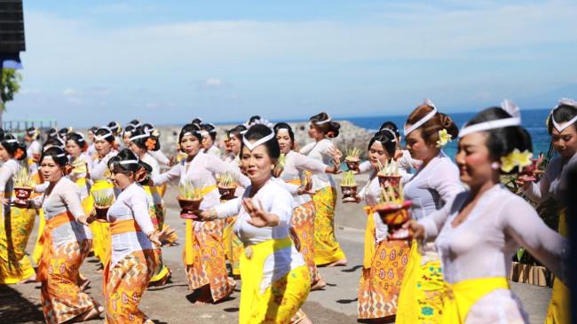 Puluhan Penari Pendet Pasepan Meriahkan Pembukaan Nusa Penida Festival 2025