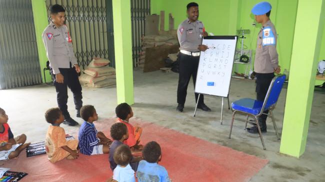 Belajar Baca dan Tulis Bersama Satgas Si-Ipar, Bentuk Peduli Pendidikan Anak-anak Yalimo