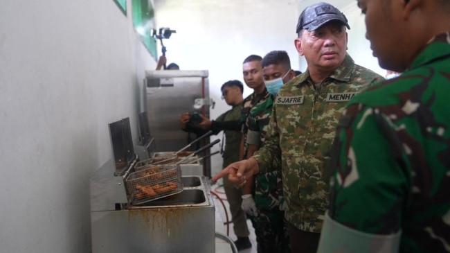 Saat Menhan Sjafrie Cek Kualitas Minyak Goreng hingga Koper Prajurit di Barak Gana Gajahsora Aceh