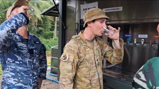 Tentara Australia Cicipi Air Sungai dari Mobil RO TNI, Reaksinya Tak Disangka