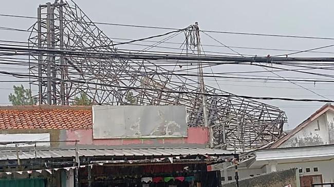 Ciputat Diterjang Angin Kencang: Reklame Roboh, Pohon Bertumbangan, Lalu Lintas Lumpuh