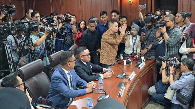 Berbeda dengan Sahroni hingga Uya Kuya, Adies Kadir Kenakan Batik saat Hadiri Sidang MKD DPR