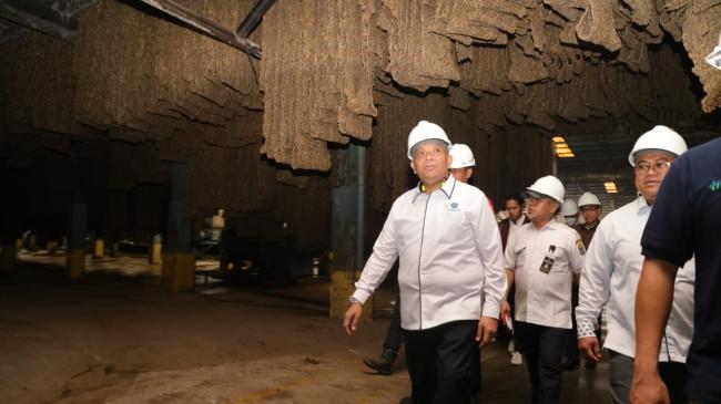 Wamenaker Apresiasi Industri Karet di Jambi Serap 100 Persen Pekerja Lokal