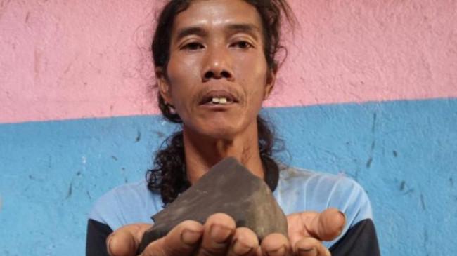 Kisah Warga Tegal Temukan Batu Hitam Diduga Meteor, Kades Akui Belum Ada Pemeriksaan: Masih Disimpan