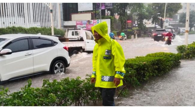 Puluhan Sepeda Motor Terendam Banjir di Area Parkir Mal Kemang Village