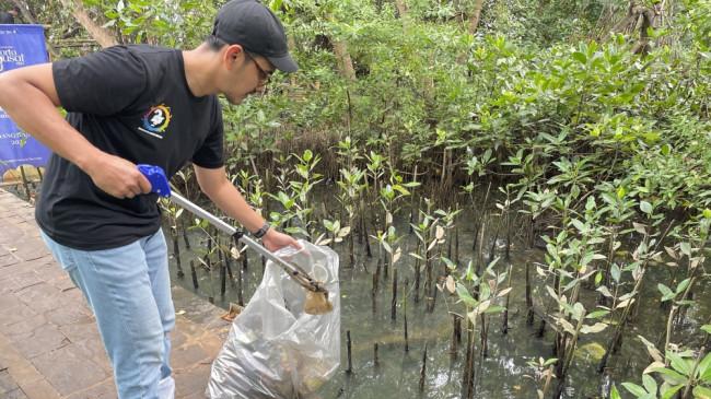 Rayakan HUT ke-27, Bank Mandiri Gelar Aksi Bersih Mandiri di Hutan Mangrove Kapuk