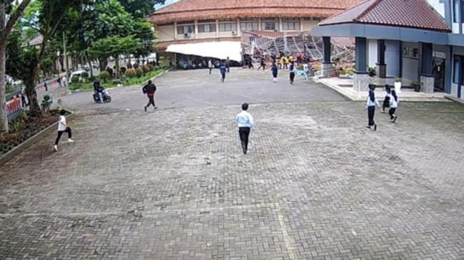 Detik-detik Gazebo Kampus Roboh, Timpa Belasan Mahasiswa Unsil Tasikmalaya, 1 Korban Masih Dirawat
