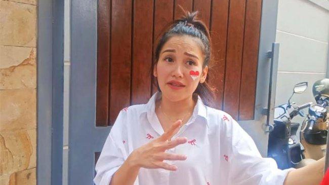 Sering Jajan di Lokasi Syuting, Ayu Ting Ting Incar Promo