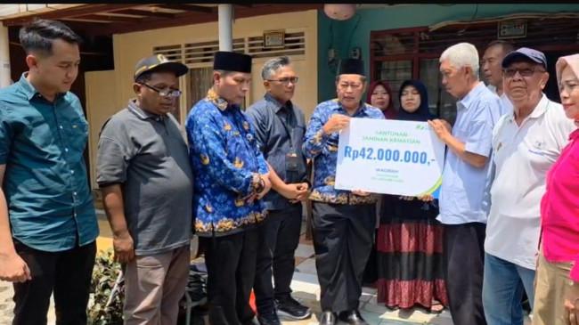 Warga Pasar Rebo Jakarta Timur Terima Manfaat Program Jaminan Kematian Bantu Pendidikan Anak