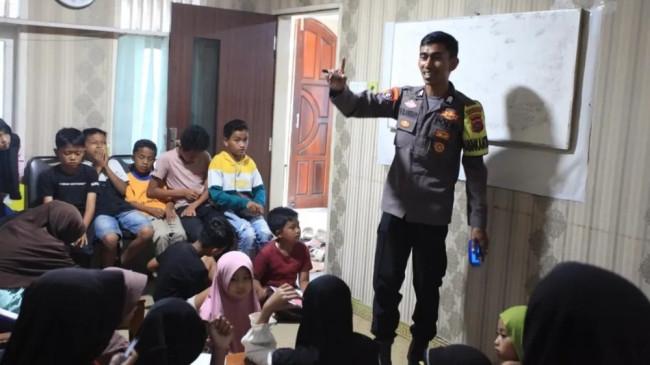 Bripka Wedi Mengajar Bahasa Inggris Gratis untuk Anak-anak di Koto Baru