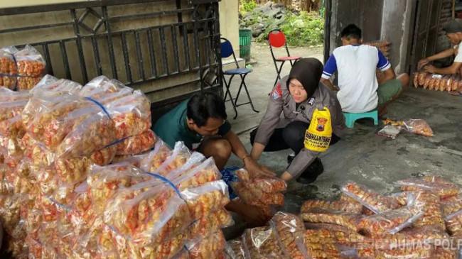 Brigpol Via Ayu Claudia, Wajah Humanis Polri di Tengah Warga Prambatan Kidul