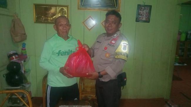 Bripka Annas Berbagi Sembako di Desa Tangkura, Ajak Warga Jaga Keamanan Lingkungan