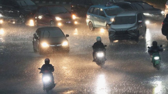 Prakiraan Cuaca DKI Jakarta Besok, 3 November 2025: Waspada Hujan di Seluruh Wilayah