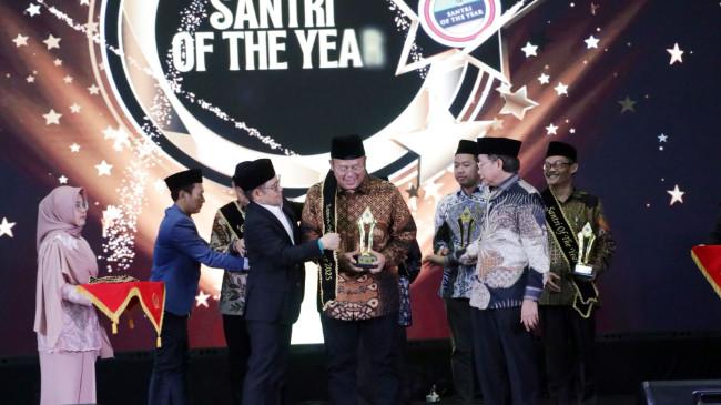 Wakil Ketua DPR Cucun Ahmad Syamsurijal Raih Penghargaan Santri Legislator Inspiratif 2025