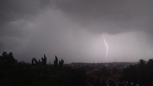 Remaja di Sampang Tewas Tersambar Petir saat Duduk di Teras Rumahnya, BPBD: Tidak Sedang Main Ponsel