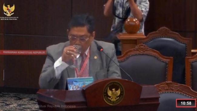 Anggota DPR Minta Minum Saat Beri Keterangan dalam Sidang Uji Materi UU TNI di MK