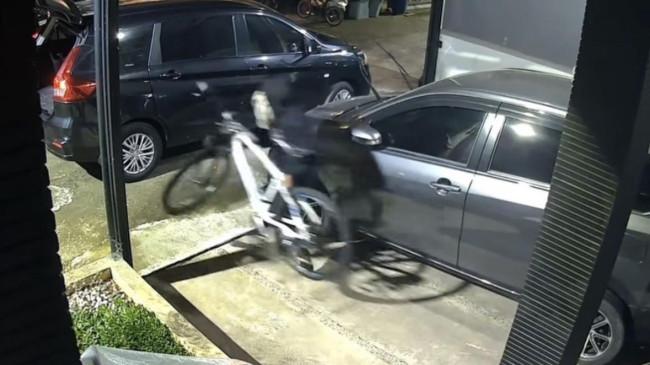 Bukannya Pergi, Driver Taksi Online Pakai Topeng dan Gondol 2 Sepeda di Tangsel