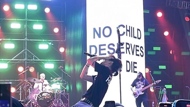 Konser eaJ di Jakarta Pecah! Ajak Donasi Gaza hingga Bentangkan Bendera Palestina