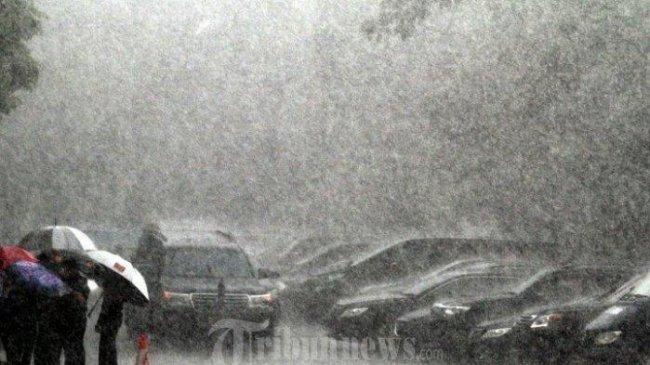 PERINGATAN BMKG! Siklon Tropis FUNG-WONG & 3 Fenomena Atmosfer Lain Picu Hujan Deras di Indonesia