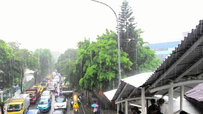 Prakiraan Cuaca DKI Jakarta 1 November 2025: Jakbar, Jakpus, Jaksel, Jaktim Hujan Petir