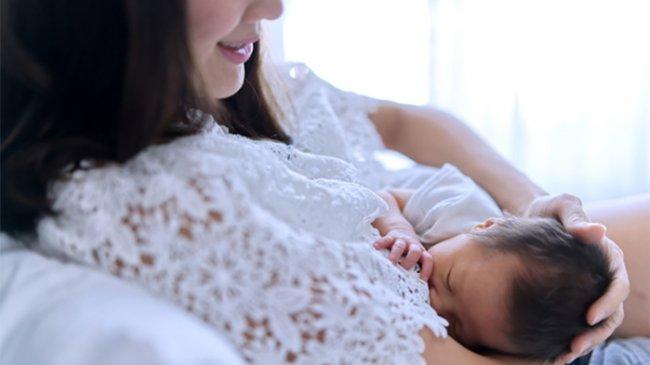 Polwan Naik Pangkat Setelah Menyusui Bayi Korban Bencana