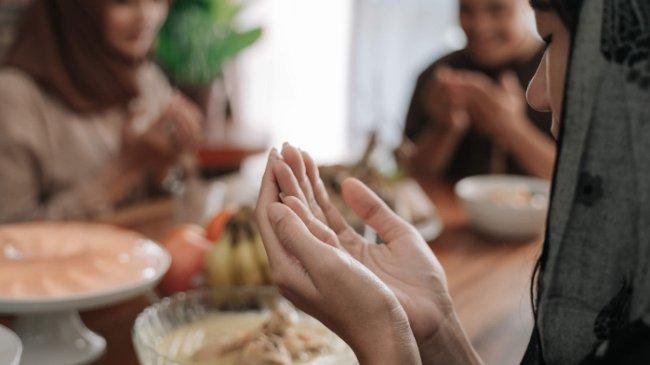 Bacaan Niat dan Doa Puasa Sunnah Senin Kamis, Dilengkapi dengan Tulisan Arab, Latin, dan Artinya